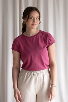 Roze T-shirt | Rolled sleeve via Common & Sense