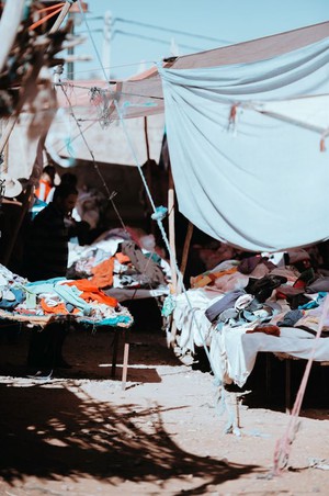 Hoe er afvalbergen van kleding ontstaan midden in de woestijn