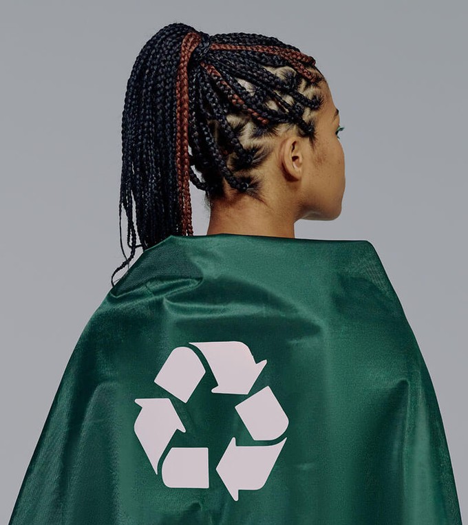 Model dat kledingstukken draagt die recyclen in de mode symboliseren