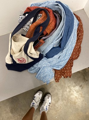 Zo voorkom je dat je kleding op illegale stortplaatsen belandt (en 11 Manieren om je kledingafval te verminderen)