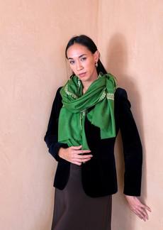 Green Cashmere Scarf with Sozni Embroidered Borders van Asneh