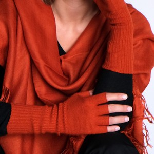 Orange fingerless gloves in cashmere silk knit from Asneh