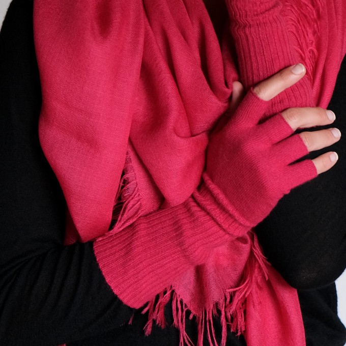 Magenta Red fingerless gloves in cashmere silk knit from Asneh