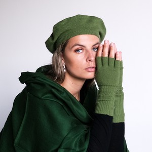 Green fingerless gloves in cashmere silk knit from Asneh