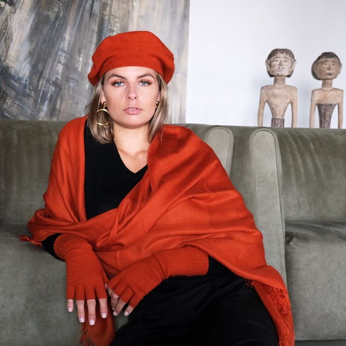 Orange pom-pom beret knitted in silk cashmere from Asneh