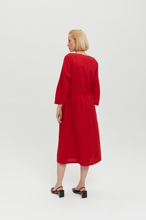 Lusin | Midi-Leinenkleid mit Knopfleiste in Rot from AYANI