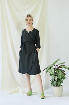 Marlene | Classy Wrap Dress in Black van AYANI