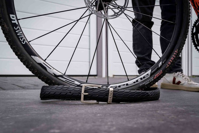 Filthy Flandrien – Upcycled Fietsband Riem | 4 cm from BENDL