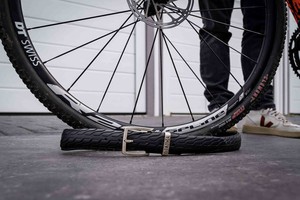 Filthy Flandrien – Upcycled Fietsband Riem | 4 cm from BENDL