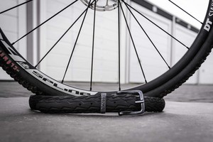 Black Flandrien – Upcycled Fietsband Riem | 4 cm from BENDL