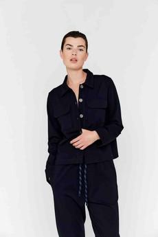 Lasa jasje - navy via Brand Mission