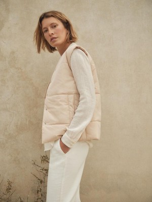Gewatteerde bodywarmer - oat milk from Brand Mission