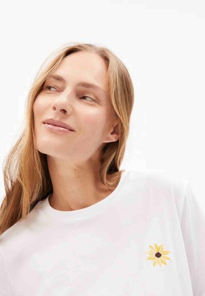 Lualaa flower t-shirt - white from Brand Mission