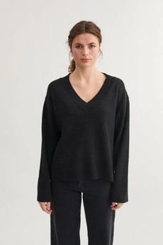 Cady V-neck - dark grey via Brand Mission