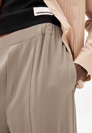 Jonvaalie broek - Shiitake from Brand Mission