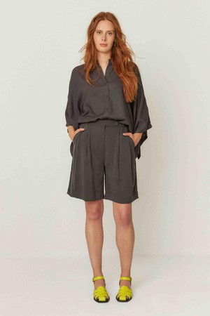 Laida shorts - dark khaki from Brand Mission