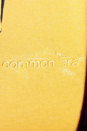 Duurzaam T-shirt Hille | ocher gold from common|era sustainable fashion