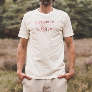 Duurzame heren t-shirt – MY BREATHS ARE DEEP – Daily Mantra from Daily Mantra