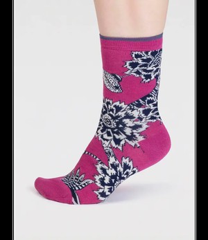 THOUGHT  •• Dames sokken Freja Abstract Flowers | Raspberry Pink from De Groene Knoop