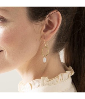 A BEAUTIFUL STORY •• Graceful Maansteen Goud Oorbellen from De Groene Knoop
