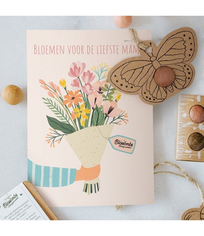 BLOSSOMBS •• HANGER VLINDER OP KAART – MAMA – BOEKET from De Groene Knoop