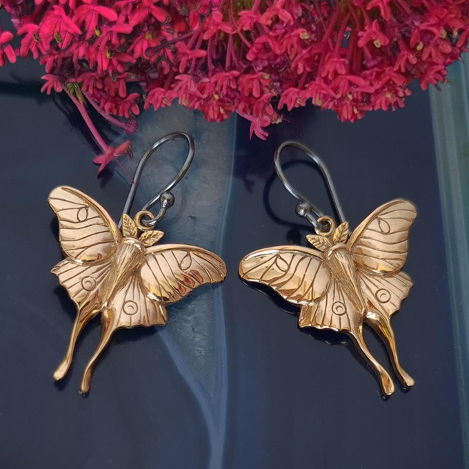 Zilveren oorbellen met bronzen maanvlinder from Fairy Positron