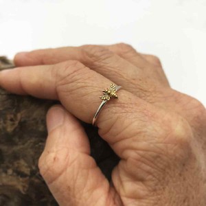 Zilveren ring met bronzen bij from Fairy Positron