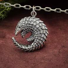 Zilveren halsketting pangolin via Fairy Positron