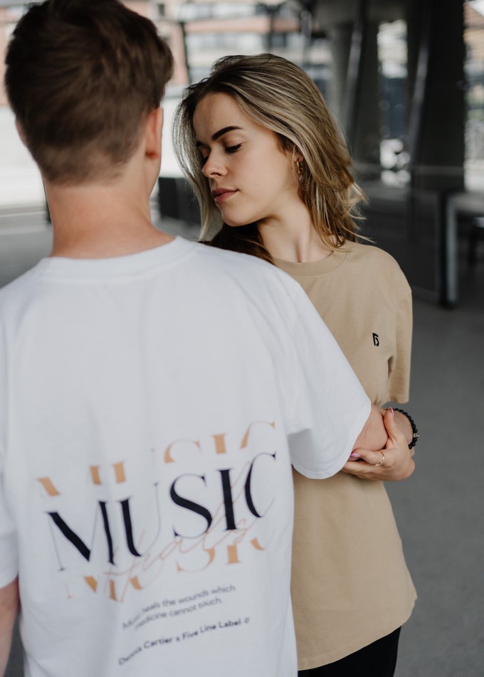 x Dennis Cartier | T-shirt Unisex MUSIC HEALS from Five Line Label