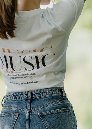 x Dennis Cartier | T-shirt Unisex MUSIC HEALS from Five Line Label