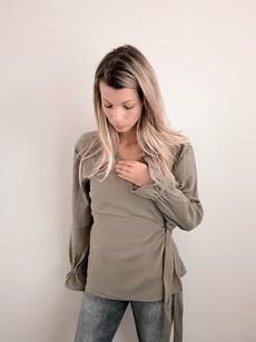 Overslagblouse – Olive via Glow - the store