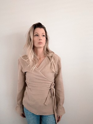 Overslagblouse – Beige from Glow - the store