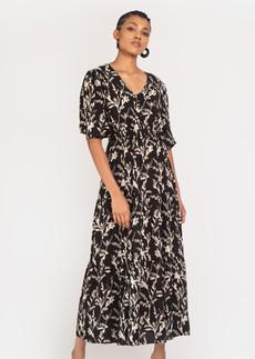 Kalmia Tiered Maxi dress in Black and white sketch floral van Hide The Label