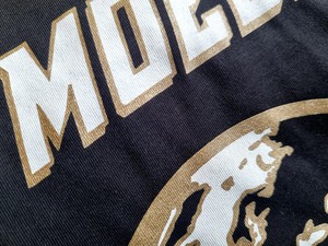 Hoodie zwart met gouden rand (unisex, M-L) from Je Moeder