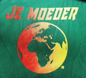 Shirt donker- of felgroen (wijd, L/XL) from Je Moeder