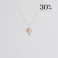 Maple leaf with pearl necklace silver 30% SALE van Julia Otilia