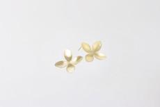 Bloom of life | stud earrings gold plated van Julia Otilia