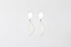 Gräsö | Mat + shiny elegant silver earrings van Julia Otilia