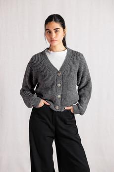 Baby-Alpaka Strickcardigan Aipena Dunkelgrau via Jyoti - Fair Works