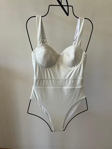 PROTO - ONE PIECE CREME via Kaly Ora