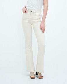 Lisette undyed witte flared jeans via Kuyichi