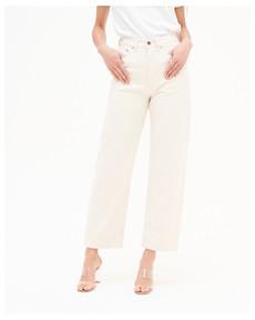 Bobbie undyed witte barrel jeans via Kuyichi