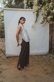 Sonder Halter Neck Blouse & Side Slit Pants van Lafaani