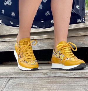Kara sneaker Klimt The Kiss geel from LINKKENS
