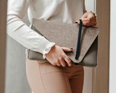 Duurzame laptophoes MARO - Taupe Combi van MADE out of