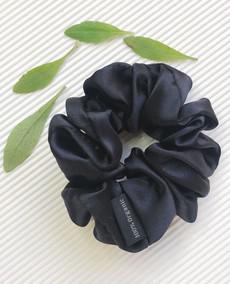 Organisch Zijden Scrunchie Zwart via Māsa Organic