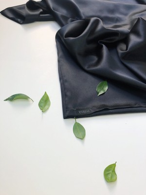 Organische Satijn Zijden Kussensloop Zwart from Māsa Organic
