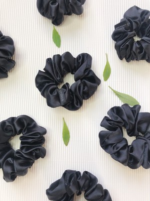Organic Silk Scrunchie in Black from Māsa Organic