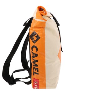 Rolltop laptoprugtas 15.6 inch van geupcyclede cementzakken - Chamroeun kameel from MoreThanHip