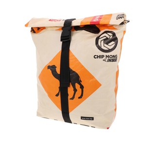 Rolltop laptoprugtas 15.6 inch van geupcyclede cementzakken - Chamroeun kameel from MoreThanHip